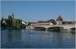 Der Rhein verbindet, der Rhein trennt; doch Brücken überwinden die Trennung. Nachdem der Alpenrhein bei Lustenau von der  neuen Eisenbahnbrücke über den Rhein ein letztes Mal überbrückt wurde, fliesst er durch den Bodensee und wird just an jener Stelle, wo er wieder zum Rhein wird erneut überbrückt: Die  Alte Rheinbrücke  in Konstanz von 1860, die jedoch 1938 grundlegend umgebaut wurde. Bei einer Gesamtlänge von 127.8 Meter ist die Brücke mit 26.95 recht breit, wobei nach dem Verzicht auf den Ausbau auf Doppelspur der Bahnstrecke der dafür freigehalten Korridor 1957 genutzt werden konnte und somit heute neben fünf Fahrspuren für den Strassenverkehr der Bahn nur ein Gleis zur Verfügung steht, welches rege genutzt wird. Der Rhein, welcher hier den Bodensee verlässt und nun von Kilometer zu Kilometer gezählt wird, heisst hier Seerhein und somit wird die  alte Rheinbrücke  auch  Seerheinbrücke  genannt.

Im Bild ein SBB RABe 521  Flirt  als Seehas, der auf der Strecke Konstanz - Engen im Einsatz ist.


19. Sept. 2018