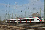 RABe 521 011 steht auf einem Nebengleis beim badischen Bahnhof.