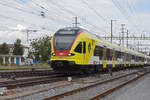 RABe 521 017 mit der Werbung für die Fachhochschule Muttenz, auf der S3, verlässt den Bahnhof Pratteln.