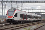 RABe 521 004, auf der S1, fährt beim Bahnhof Muttenz ein.