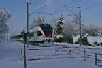 Auf der Fahrt von Radolfzell nach Konstanz passiert RABe 521 204 am 16.01.2021 als SBB 87673 einen Fugngerbergang zwischen Allensbach und Hegne.