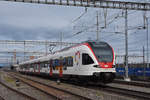 RABe 521 023, auf der S1, fährt beim Bahnhof Muttenz ein.