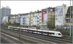 Regio S-Bahn RABe 521 Flirt bei der Einfahrt in Basel SBB. Erfreulich finde ich, dass auch die Rckseite dieser Huserzeile farblich verschnert wurde, war doch frher alles grau und trist. (08.04.2008)