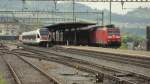 Whrend dem die E 185 116-1 den Bahnhof Immensee mit einem Gterzug durchfhrt, trifft der RABe 521 027 als S3 nach Brunnen auf Gleis 3 ein.