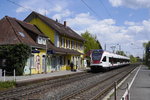 Seehas 521 208 auf der Fahrt von Konstanz nach Engen im Hp Reichenau. Von hier stellt ein Bus den Anschluss zur gleichnamigen Insel her. Aufnahme vom 28.4.16.