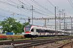 RABe 521 020, auf der S1, verlässt den Bahnhof Pratteln. Die Aufnahme stammt vom 07.06.2016.