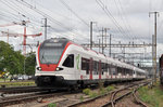 RABe 521 017, auf der S3, verlässt den Bahnhof Pratteln.