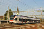 RABe 521 024, auf der S1, verlässt in der Abendsonne den Bahnhof Kaiseraugst.