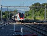 Als Regionalzug 11121 erreichen die beiden in Léman Express Farben gehaltenen RABe 522 220 und 522 119 Chambésy.