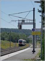 Nachdem der SBB RABe 522 209 im nicht weit entfernten Boncourt planmässig gut zehn Minuten lang den Gegenzug abgewartet hat, erreicht er nun Delle, das langen Abwarten des Gegenzuges in Boncourt ist nötig, da das einige mit 1500 Volt 162/3 elektrifiziert Geleis 2 in Delle von eben diesem Gegenzug zwingenderweise genutzt werden musste. 

Delle, den 23. Juli 2019