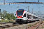 RABe 523 052, auf der S3, verlässt den Bahnhof Pratteln.