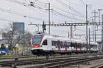 RABe 523 072, auf der S1, verlässt den Bahnhof Pratteln.