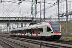 RABe 523 026, auf der S1, fährt beim Bahnhof Muttenz ein.