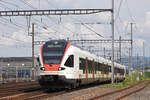 RABe 523 032, auf der S3, fährt zum Bahnhof Muttenz.