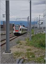 Der SBB RABe 523 025 erreicht als RER VAUD S 5 nach Palézieux bei Kilometer 2.476 die Station Prilly-Malley und das Bild zeigt so zwischen den Masten, weshalb nur zwei der vier Bahnsteiggeleise genutzt werden: Die Strecke Lausanne - Renens VD wie mit grossem Aufwand von drei auf vier Geleise umgebaut. 
(Standpunkt Fotograf: Bahnsteigende)

17. Juli 2020