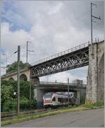 Kurz darauf fährt auf der unteren Strecke, der SBB RABe 523 032 als Regionalzug 7817 von Biel/Bienne nach Olten. 

6. Juni 2021