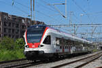 RABe 523 057, auf der S1, verlässt am 31.05.2023 den Bahnhof Rheinfelden.