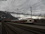 RABe 523 002-4 verlsst am 28.2.2010 Arth-Goldau in Richtung Erstfeld im Reusstal, in dem an diesem Tage ein heftiger Fhnsturm fegte, letzte Auslufer sind auch noch ber der Rigi zu sehen....