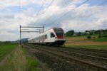 Tagsüber sind als RE Olten - Luzern ausschliesslich Flirt zu beobachten. RABe 523 035 am 13.8.2010 als RE 3577 bei St. Erhard. 