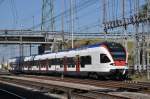 RABe 523 040 auf der S3 fährt beim Bahnhof Muttenz ein.