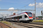 RABe 523 050, auf der S3, fährt beim Bahnhof Muttenz ein. Die Aufnahme stammt vom 20.06.2016.