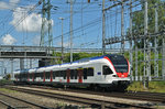 RABe 523 011, auf der S3, fährt beim Bahnhof Muttenz ein.