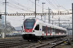 RABe 523 010, auf der S3, verlässt den Bahnhof Pratteln.