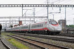 ETR 610 Trenitalia durchfährt bei trübem Wetter den Bahnhof Muttenz.