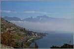 Während unten am See der SBB ETR 610 als EC 32 von Milano nach Genève unterwegs ist verdichtet sich im Hintergrund der Nebel über der Riviera.