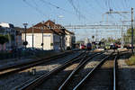 SBB/TPF/BLS: BAHNHOFIMPRESSIONEN PAYERNE VOM 20. September 2017.
S-Bahnen zur Weiterfahrt bereit mit Triebzügen von SBB, BLS und TPF.
Anmerkung zu dieser Aufnahme: Fotostandort Bahnübergang.
Der Herbst hat begonnen und die Fototage werden wieder kürzer. Aus diesem Grunde konnten bei den interessanten Aufstellungen zwischen 17:00h und 18:00h nicht mehr alle Triebzüge mit Sonne fotografiert werden.
Foto: Walter Ruetsch