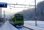 Trubschachen im Emmental: Ausfahrt der nur dreiteiligen NINA 29 nach Kreuzung mit dem Gegenzug. 6.Januar 2017. 