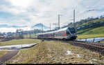 SOB FLIRT RABe 526 049 am 6. Januar 2018 als S31 Arth-Goldau - Biberbrugg bei der Einfahrt Sattel-Aegeri.