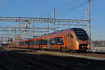 RABe 526 105 Traverso der SOB durchfährt den Bahnhof Muttenz.