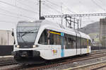 RABe 526 747-1, auf der S9, fährt beim Bahnhof Sissach ein.