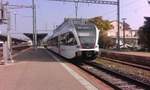 Das schöne Wetter Ende Oktober trieb mich wieder einmal zum Bahnhof in Wil. Der Thurbo GTW RABe 526 749 hat seine Reise in Weinfelden angetreten und macht nun in Wil Zwischenhalt, um als S9 weiter nach Wattwil zu fahren.
Wegen der Sonneneinstrahlung hielt ich den Zug bei der Einfahrt als Nachschuss fest.

Wil SG, 20.10.2018