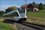 GTW der S8 entlang des Bodensees am Bahnübergang in Triboltingen.