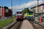 BLS/SBB: Seltene Zugskreuzung in Langendorf zwischen dem SBB RABe 526 262 als RE Solothurn-Moutier und einem BLS Bauzug für den Weichenunterhalt mit dem Tm 235 079-1 am 7.