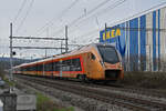 RABe 526 105 Traverso der SOB fährt am 26.02.2024 Richtung Station Itingen.