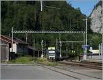 Etwas nach links neigend verlässt der BLS REBe 535 111  Lötschberger  nach seinem Halt den Bahnhof Wimmis in Richtung Zweisimmen.