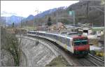 Am Ausgang des Stutztunnel berquert der Regio nach Chur den gemauerten einspurigen Bahndamm bei Tiefenwinkel. RBDe 560. (10.03.2008)