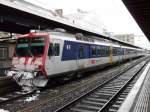 SBB - Regio von Biel/Bienne nach La Chaux de Fonds mit Triebwagen RBDe 4/4 560 074-7 + 1 Personenwagen 2 Kl. + 1 Personenwagen 1+2 Kl. sowie am Schluss der Triebwagen RBDe 4/4 560 062-2 im Bahnhof von Biel/Bienne am 22.11.2008