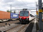 SBB - Einfahrender Regio nach Langenthal im Bahnhof von Rothrist an der Spitze der Triebwagen RBDe 4/4 560 297-4 am 03.05.2017  .... Standort des Fotografen auf dem Perron im Bahnhof  ...