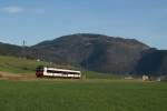 Nachschuss auf einen dreiteiligen Domino-Pendelzug, unterwegs als R 5073 (La Chaux-de-Fonds - Biel/Bienne) zwischen Cortbert und Corgmont im Vallon de St-Imier.