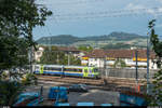 Ein BLS RBDe-565-Pendelzug fährt am 29. August 2018 mit ABt 972 voraus als S2 Richtung Langnau. Hier bei der Ausfahrt aus Ostermundigen mit dem Bantiger im Hintergrund.