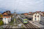 S52/Regio Kreuzung im Bahnhof Kerzers am 17. Oktober 2020. RBDe 566 II 241 fährt als S52 aus in Richtung Bern. Der kurz zuvor angekommene RBDe 565 724 wird danach als Regio nach Lyss weiterfahren. Aufgenommen von der erst seit kurzem wieder zugänglichen restaurierten historischen Fussgängerüberführung.