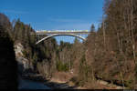 Am 28.03.2021 ist BLS RBDe 565 740 und ABt 980 als S6 15660 von Bern nach Schwarzenburg unterwegs und konnte hier auf der Schwarzwasserbrücke kurz vor der gleichnamigen Haltestelle aufgenommen werden.