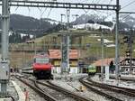 Der eW IV Pendel der SBB und ein RBDe 565 Pendel der BLS am 2.1.24 im Bahnhof Zweisimmen.