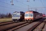 BLS / GFM - Bahnhof Ins BN mit dem BLS Regio nach Bern an der Spitze der ABt 994 und dem GFM Regio nach Murten- Fribourg mit dem Triebwagen BDe 4/4 182 am 05.08.1998