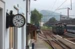 In Balsthal scheint die Zeit stehen geblieben zu sein! Das Bahnhofsgebäude wird noch von einer schmucken Bahnhofsuhr geziert und der antike BDe 4/4 1632 der OeBB tragen dazu bei! (Balsthal, 29.08.2008)