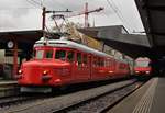 Rote Stimmung im HB Zürich: Nicht nur der Kran im Hintergrund, der IC BDt Steuerwagen, das Gerüst, oder selbst der Sekunderzeiger der Bahnhofsuhr sind rot; auch der Churchillfpeil besitzt